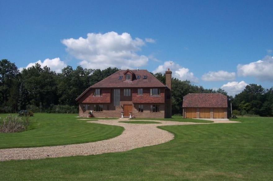 Farmhouse Beautiful Location Rural Yet Easy Access London Sleeps Up To 24