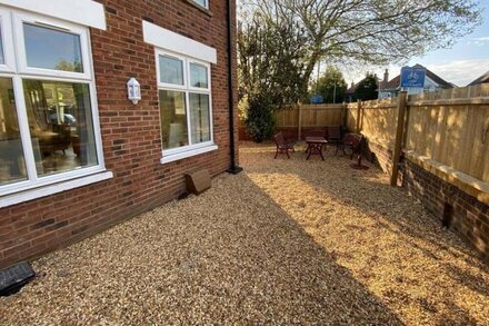 BOURNECOAST: MODERN TWO BEDROOM HOLIDAY HOME NEAR SHOPS & RESTAURANTS - HB8427