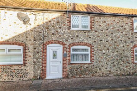 FISHERMAN'S COTTAGE, with a garden in Caister-On-Sea