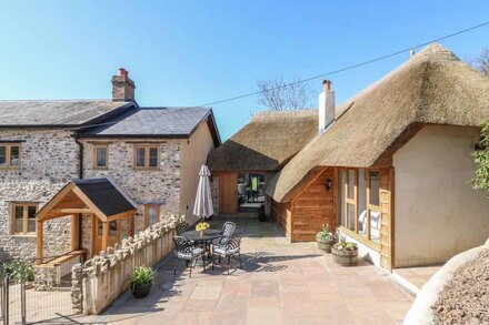 THE OLD SMITHY, romantic, luxury holiday cottage in Luppitt