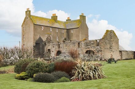 FRESWICK CASTLE, pet friendly, with open fire in John O Groats