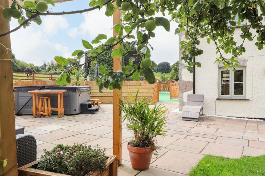 NANT Y CELYN, family friendly, with hot tub in Clawdd-Newydd
