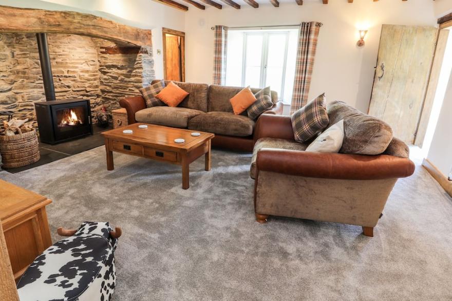 NANT Y CELYN, family friendly, with hot tub in Clawdd-Newydd