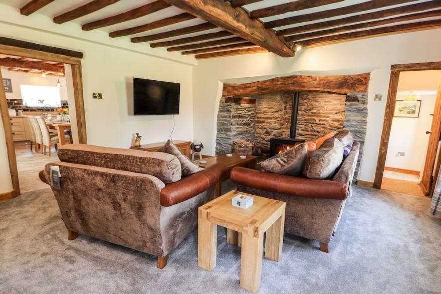 NANT Y CELYN, family friendly, with hot tub in Clawdd-Newydd