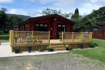 Lomond Lodge 20, Luxury Log cabin on the banks of Loch Lomond