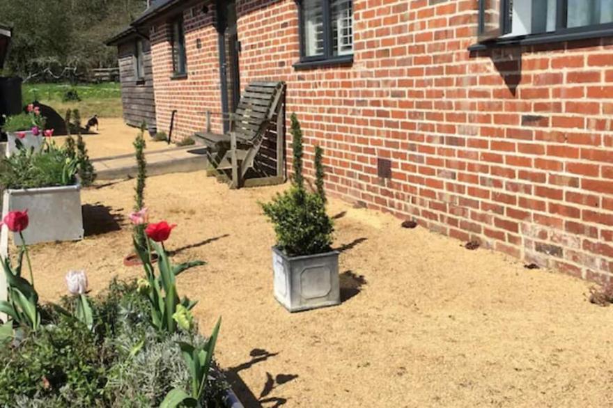 The Parlour - Spectacular views, country walks, cozy nights, pet friendly.