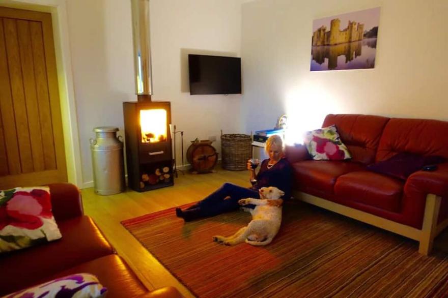The Parlour - Spectacular views, country walks, cozy nights, pet friendly.