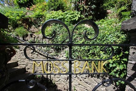 MOSS BANK HOUSE, pet friendly, luxury holiday cottage in Conwy