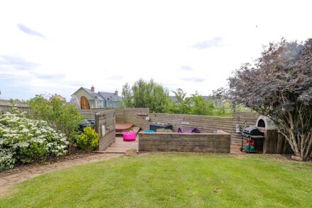 HILLY BROW, family friendly, country holiday cottage in Beadnell