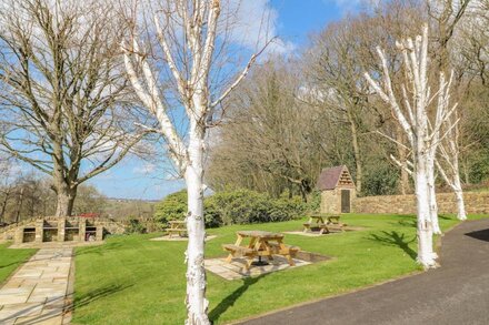 BLUEBELL COTTAGE, pet friendly, with hot tub in Oakerthorpe