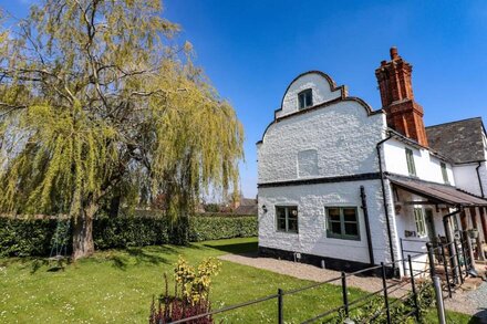 TOP FARM HOUSE, family friendly, character holiday cottage in Knockin