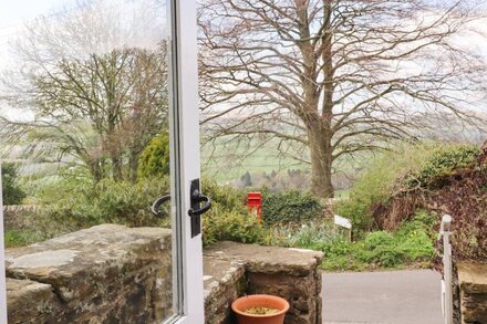 SILVER HILL COTTAGE, character holiday cottage in Pateley Bridge