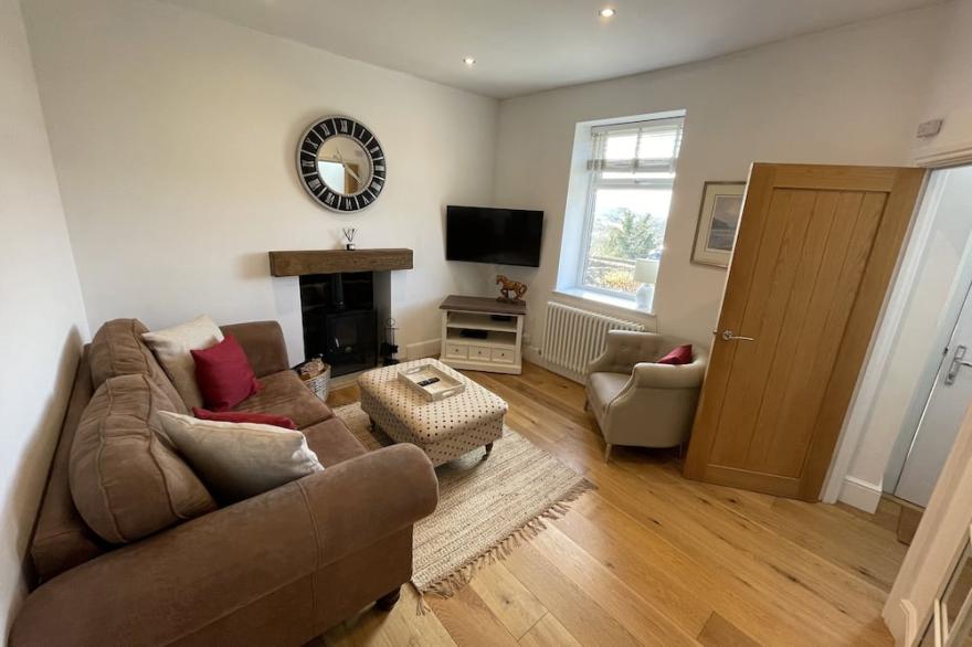 CAVENDISH COTTAGE, pet friendly, with open fire in Matlock