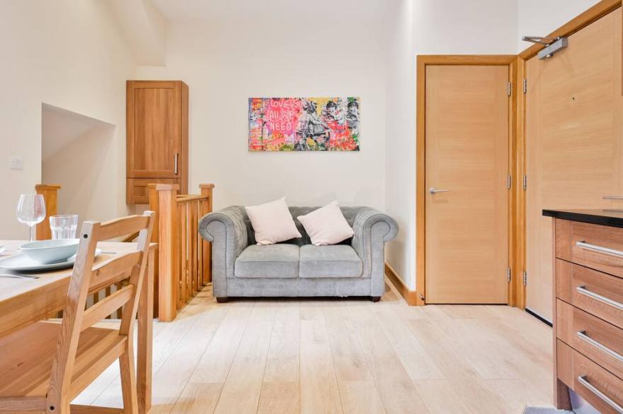 Central apartment close to shops and beach