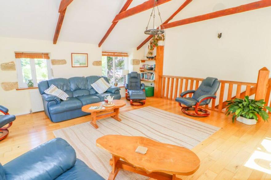 THE MILL HOUSE, pet friendly, with a garden in St Columb Major