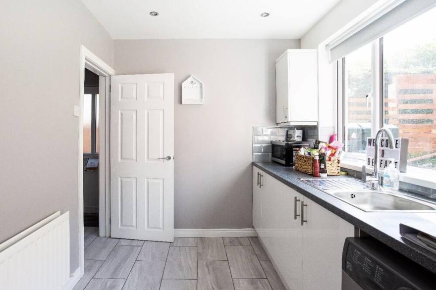 Beautifully Refurbished Belfast Home - WiFi/Parking/Close To Centre