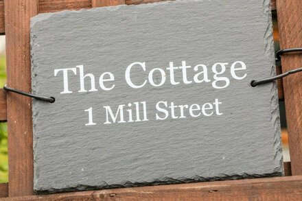 THE COTTAGE, pet friendly, character holiday cottage in Hayfield