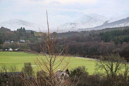 HOLLY HOUSE, family friendly, with hot tub in Spean Bridge