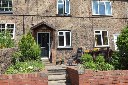 ROECLIFFE, pet friendly, with a garden in Boroughbridge