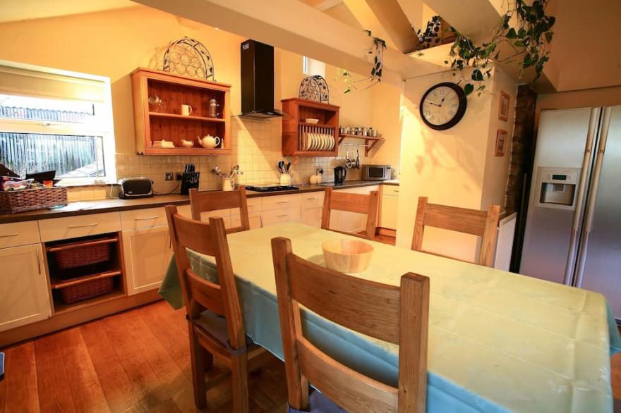 Detached Country Cottage with 5 Bedrooms & 3 En Suites