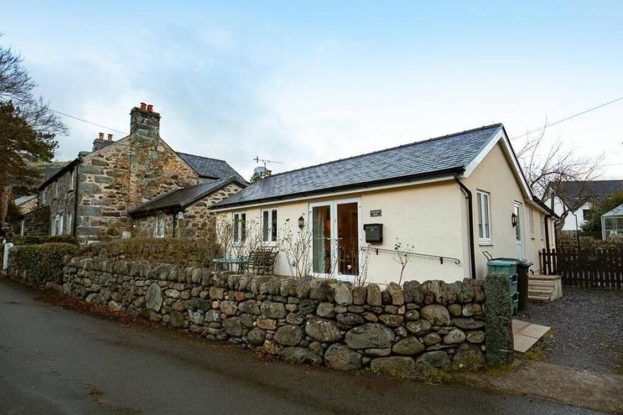 GWYNANT BACH // COSY 2 BEDROOM ACCOMMODATION WITHIN THE SNOWDONIA NATIONAL PARK,