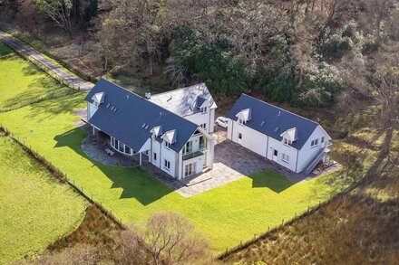 Luxury 5-bedroom architect-designed detached house, loch frontage, superb views