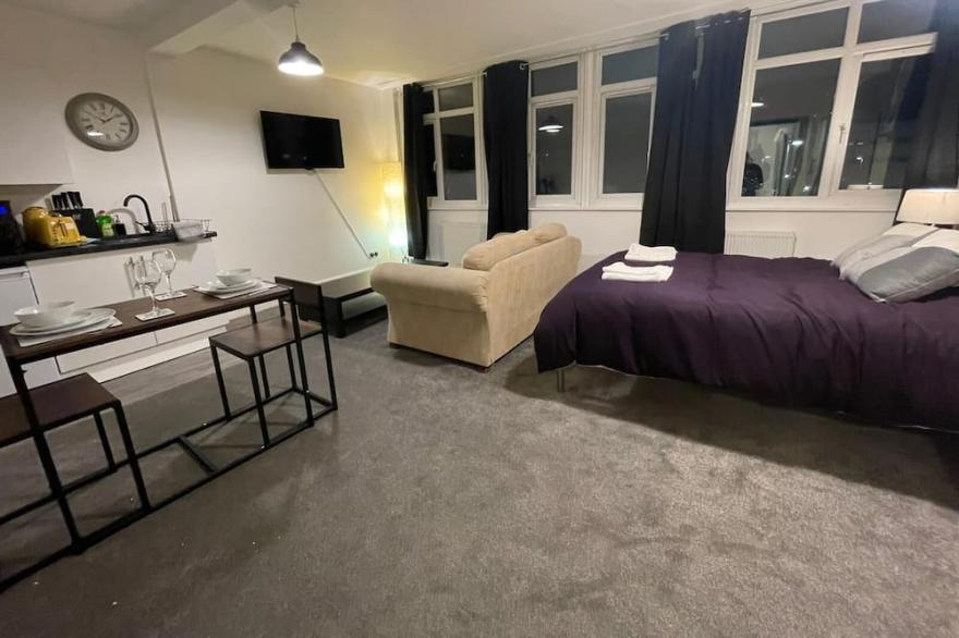 City Centre Studio 7 with Kitchenette, Free Wifi Smart TV with Netflix