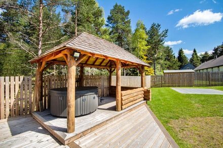 Detached holiday home with hot tub and sauna on Aviemore Ski road