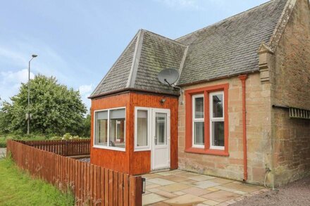 BLANTYRE COTTAGE, pet friendly, with a garden in Muir Of Ord