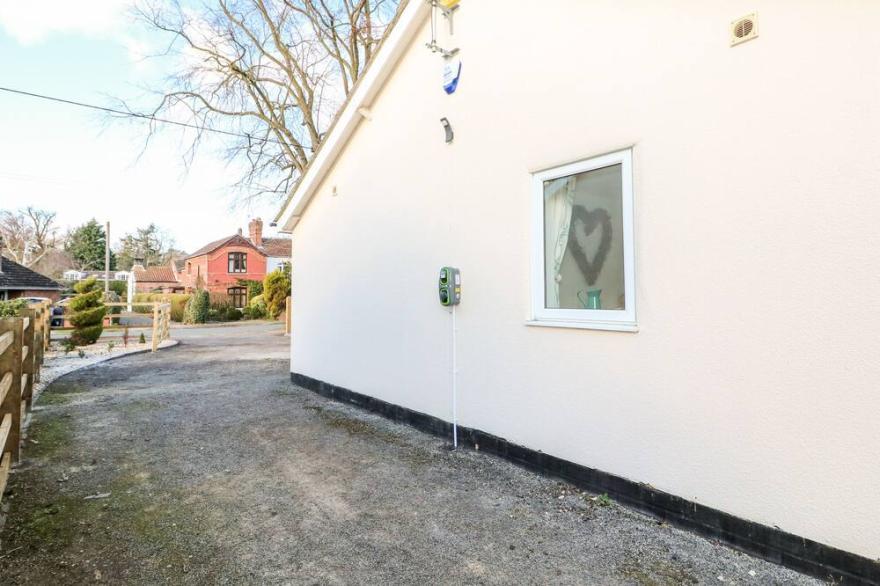 GIGGLING GOOSE COTTAGE, pet friendly, with open fire in Woodhall Spa