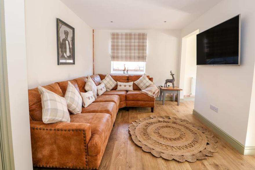 GIGGLING GOOSE COTTAGE, pet friendly, with open fire in Woodhall Spa