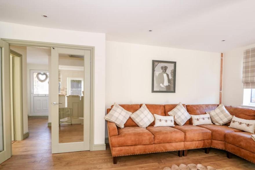 GIGGLING GOOSE COTTAGE, pet friendly, with open fire in Woodhall Spa