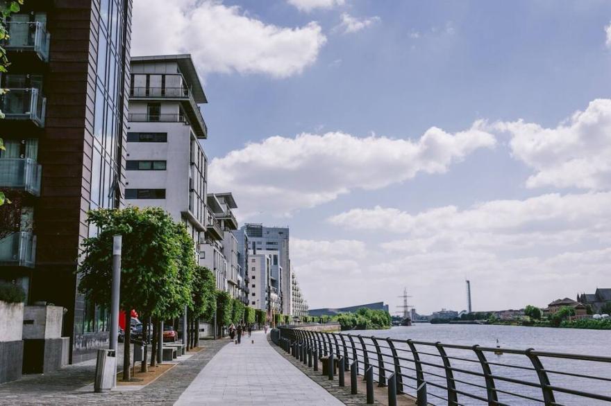 Pass The Keys | Bright, Modern 1bedroom Apartment Glasgow Harbour