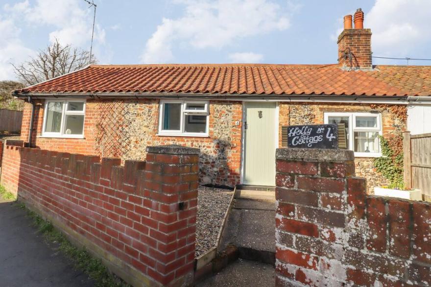 HOLLY COTTAGE, Pet Friendly, Country Holiday Cottage In Framlingham