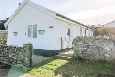 LITTLE NETHERLEIGH, pet friendly, with open fire in Trearddur Bay