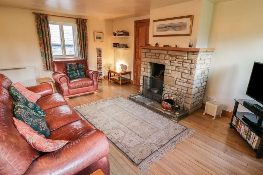 THE SMITHY, family friendly, character holiday cottage in Muker
