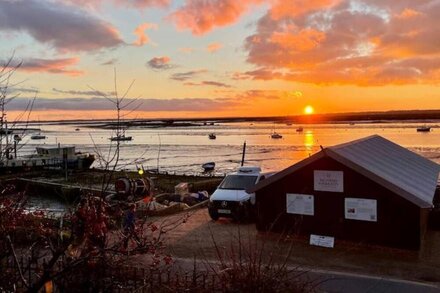 Cosy Coastal 2-Bedroom Cottage with Hot Tub & Log Burner