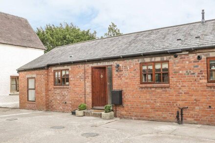 OLD HALL BARN 1, pet friendly, with hot tub in Church Stretton