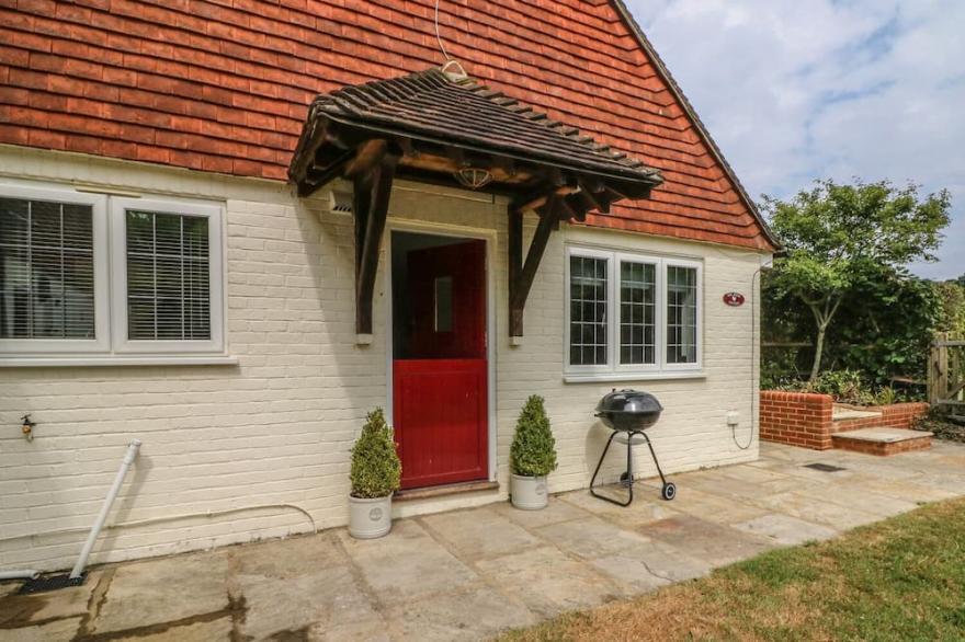 RED HOUSE COTTAGE, pet friendly, with a garden in Rushlake Gree