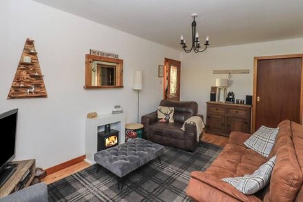 LUSA LODGE, pet friendly, character holiday cottage in Dumfries