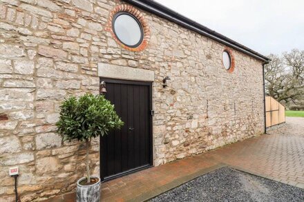 THE OLD WORKSHOP, romantic, luxury holiday cottage in Denbigh