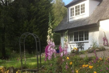 Woodland cottage close to lochs, hill walks & cycle routes