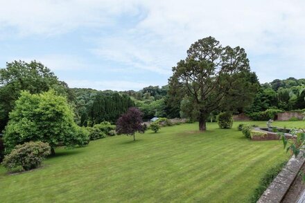 WOOD VIEW COTTAGE, family friendly, with pool in Blackawton