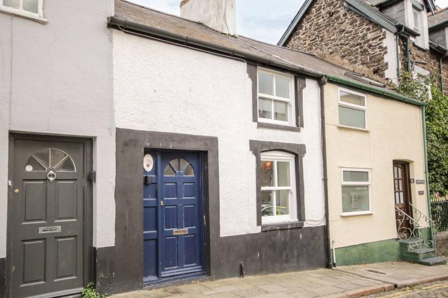 TUDOR COTTAGE, Character Holiday Cottage, With A Garden In Conwy