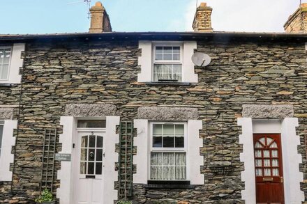 OLD CODGERS COTTAGE, pet friendly, with a garden in Windermere