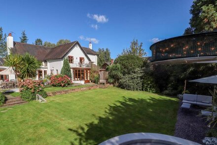 MICKLE TRAFFORD MANOR, family friendly, with hot tub in Chester