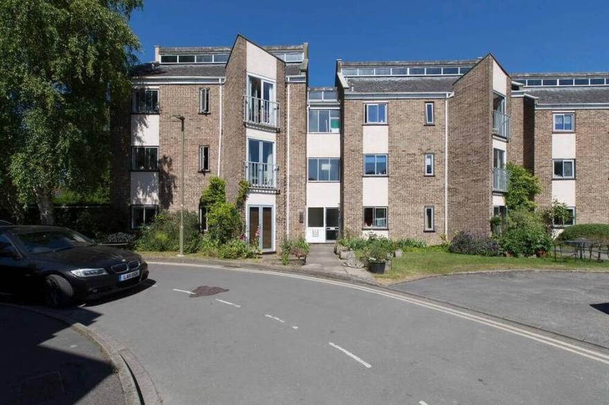 Modern, Warm, Secure And Comfortable Oxford Apartment With Easy Access To City