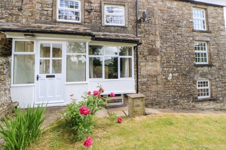 PROSPECT HOUSE, pet friendly, character holiday cottage in Leyburn