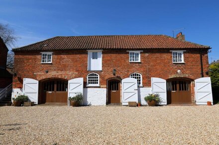 The Hayloft - Warm, romantic and relaxing with wood-burning stove. Dogs welcome