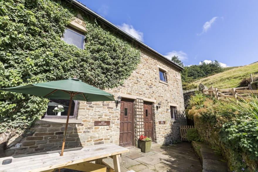 Fantastic panoramic views, beautiful Peak District Cottage with Indoor Pool